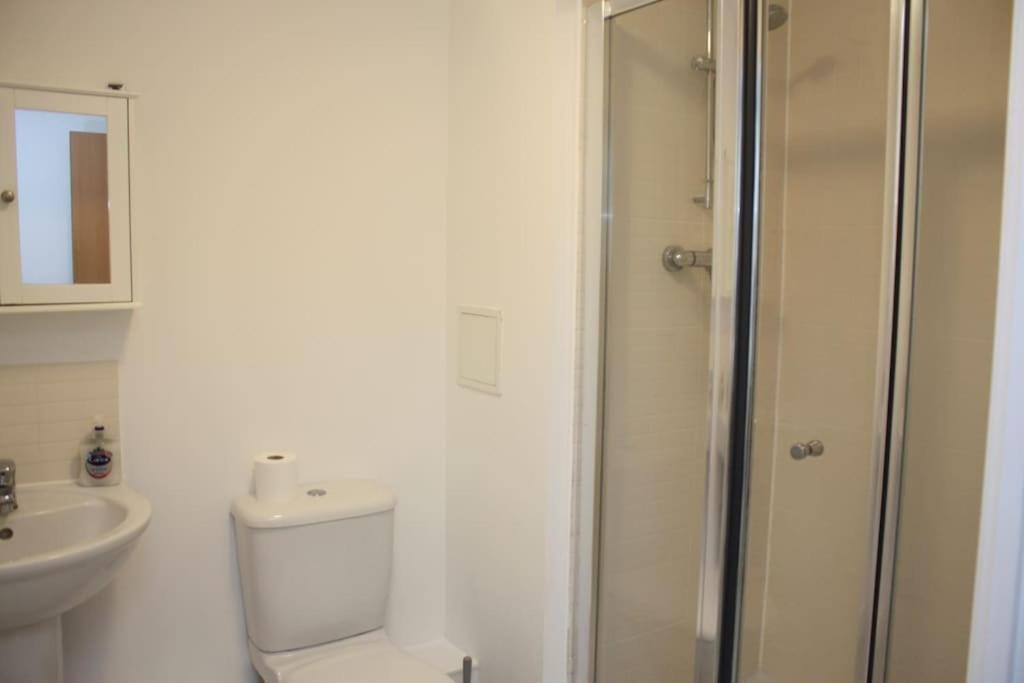 2 Bed 2 Bath Apartment & Parking - Lgw 10Min Drive كرولي المظهر الخارجي الصورة