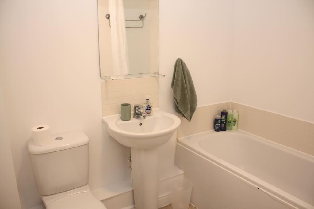 2 Bed 2 Bath Apartment & Parking - Lgw 10Min Drive كرولي المظهر الخارجي الصورة