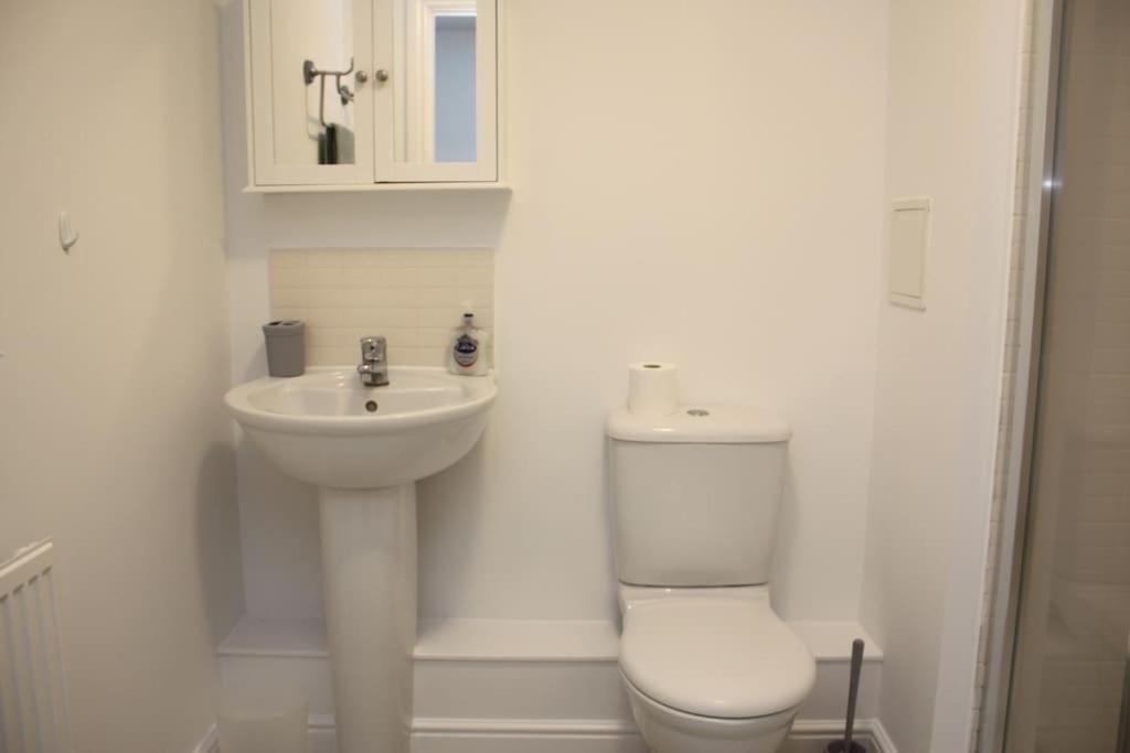 2 Bed 2 Bath Apartment & Parking - Lgw 10Min Drive كرولي المظهر الخارجي الصورة