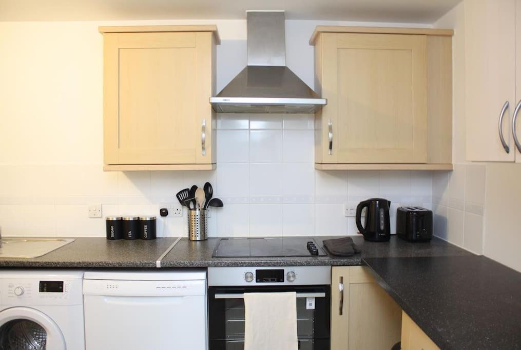 2 Bed 2 Bath Apartment & Parking - Lgw 10Min Drive كرولي المظهر الخارجي الصورة