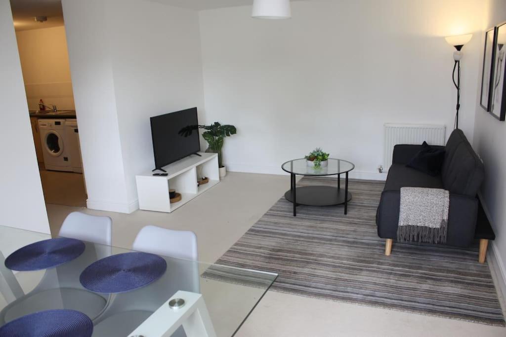 2 Bed 2 Bath Apartment & Parking - Lgw 10Min Drive كرولي المظهر الخارجي الصورة